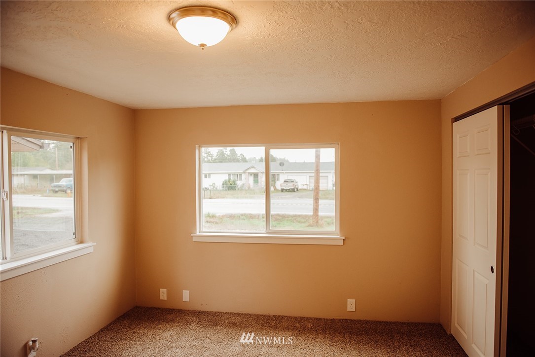 116 Eadon Road Toledo, WA 98591 - Photo 20 of 34 an empty room with windows