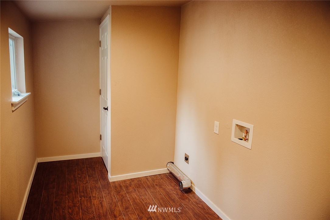 116 Eadon Road Toledo, WA 98591 - Photo 26 of 34 a view of a hallway with wooden floor