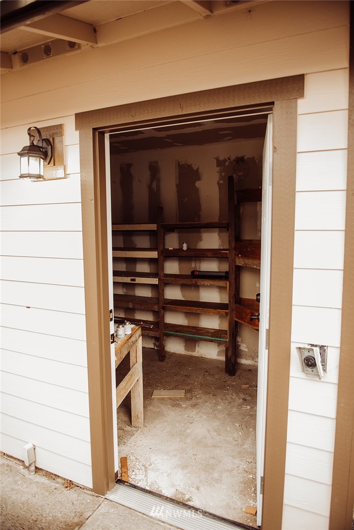116 Eadon Road Toledo, WA 98591 - Photo 28 of 34 a close view of walk in closet