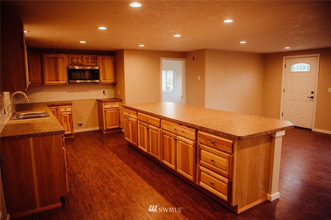 116 Eadon Road Toledo, WA 98591 - Photo 4 of 34 a kitchen with lots of counter top space and wooden floor