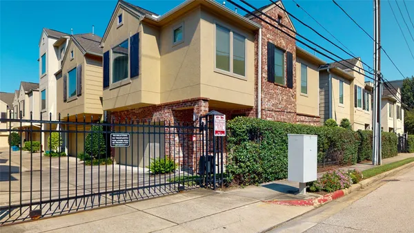 $2,425 | 3826 Center Street, Houston, TX 77007