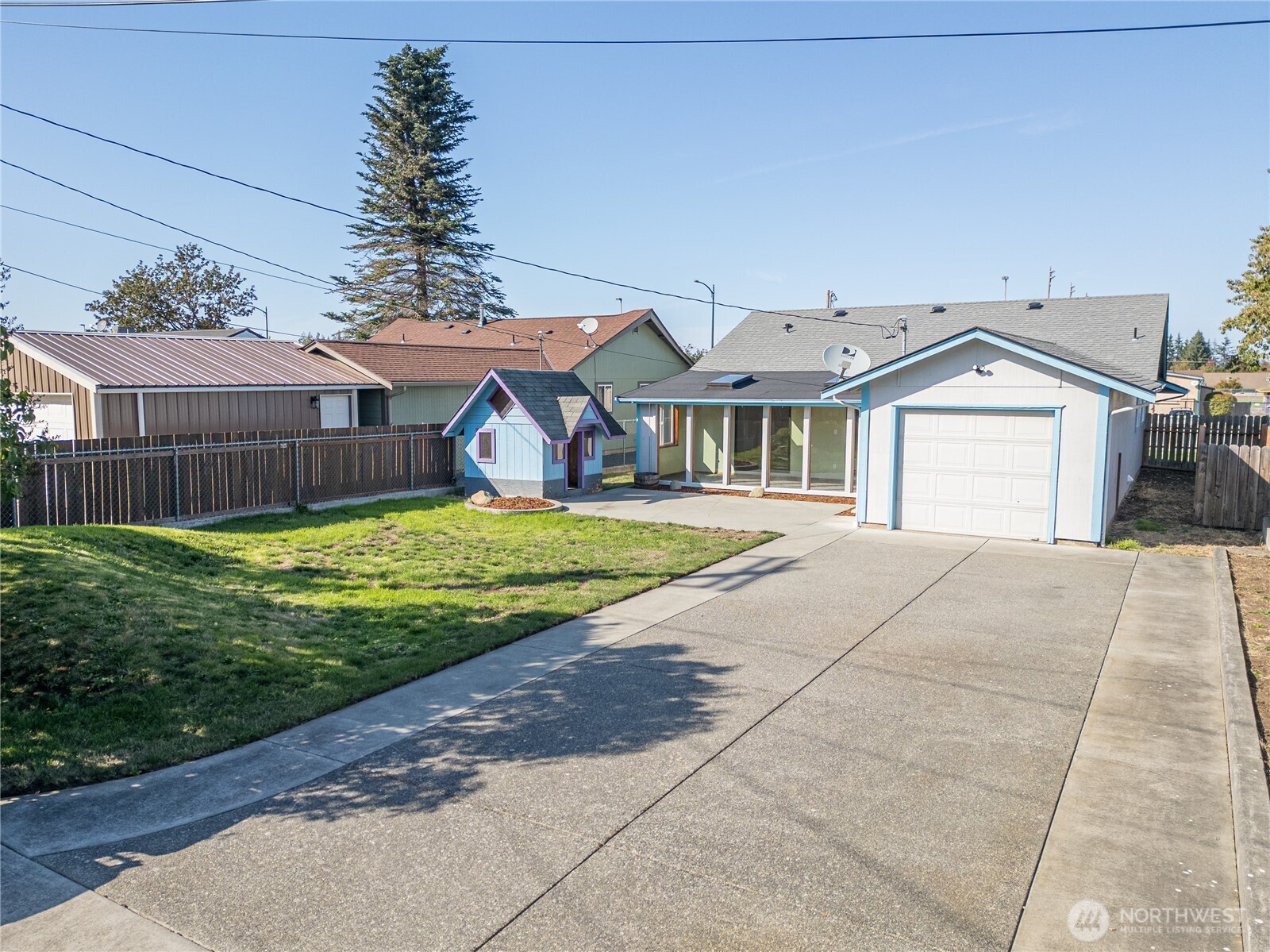 323 West Fir Street Sequim, WA 98382 - Photo 35 of 40 a front view of a house with garden