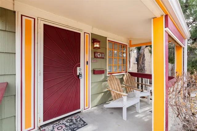 a view of an front door and porch