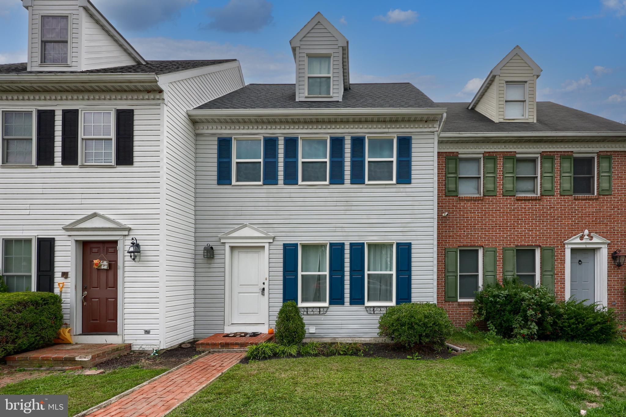 425 Cardinal Road Lititz, PA 17543 - Photo 1 of 33 front view of a house with a yard