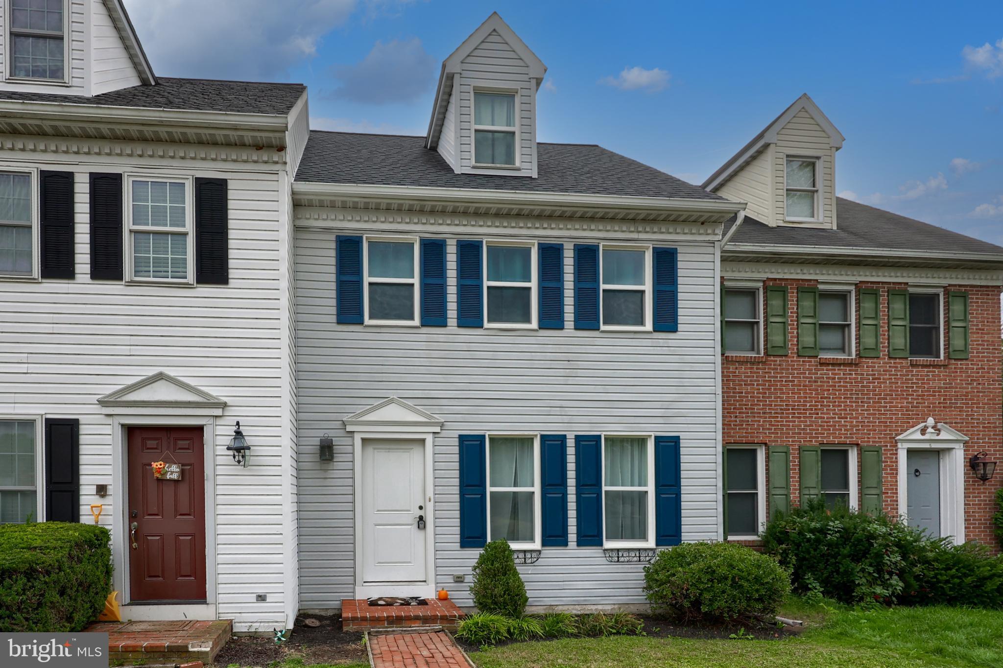 425 Cardinal Road Lititz, PA 17543 - Photo 4 of 33 a front view of a house