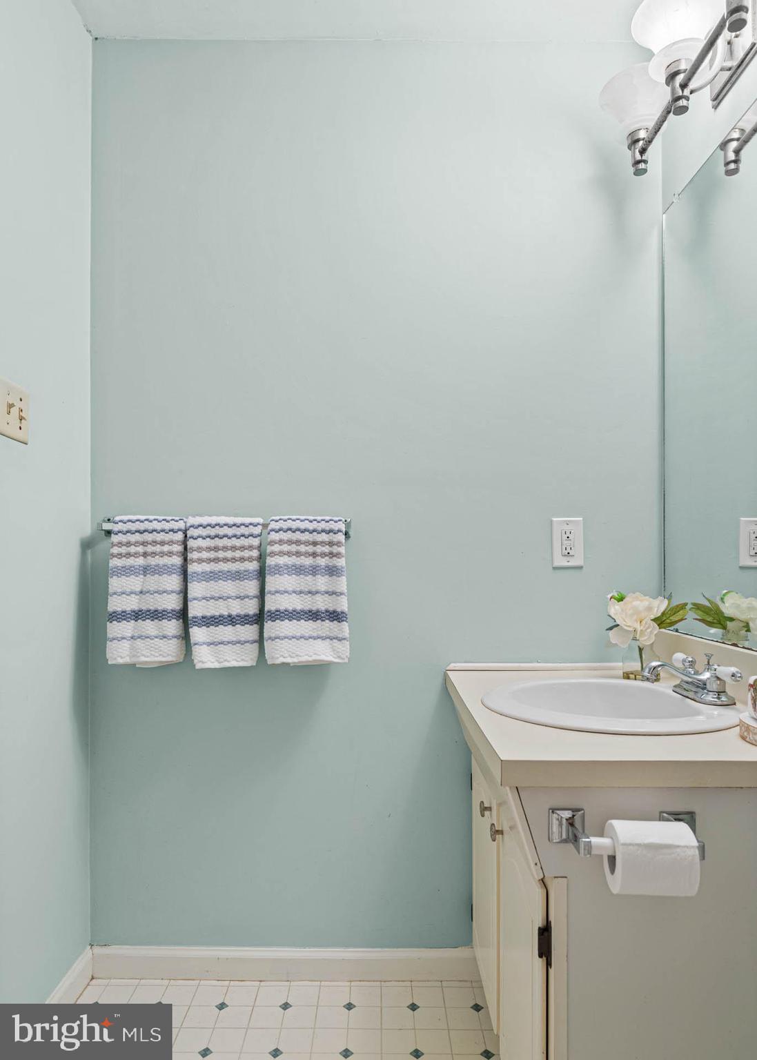 327 McIntosh Road West Chester, PA 19382 - Photo 25 of 27 Hallway Full Bathroom