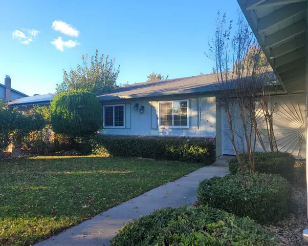 a view of a house with backyard and garden