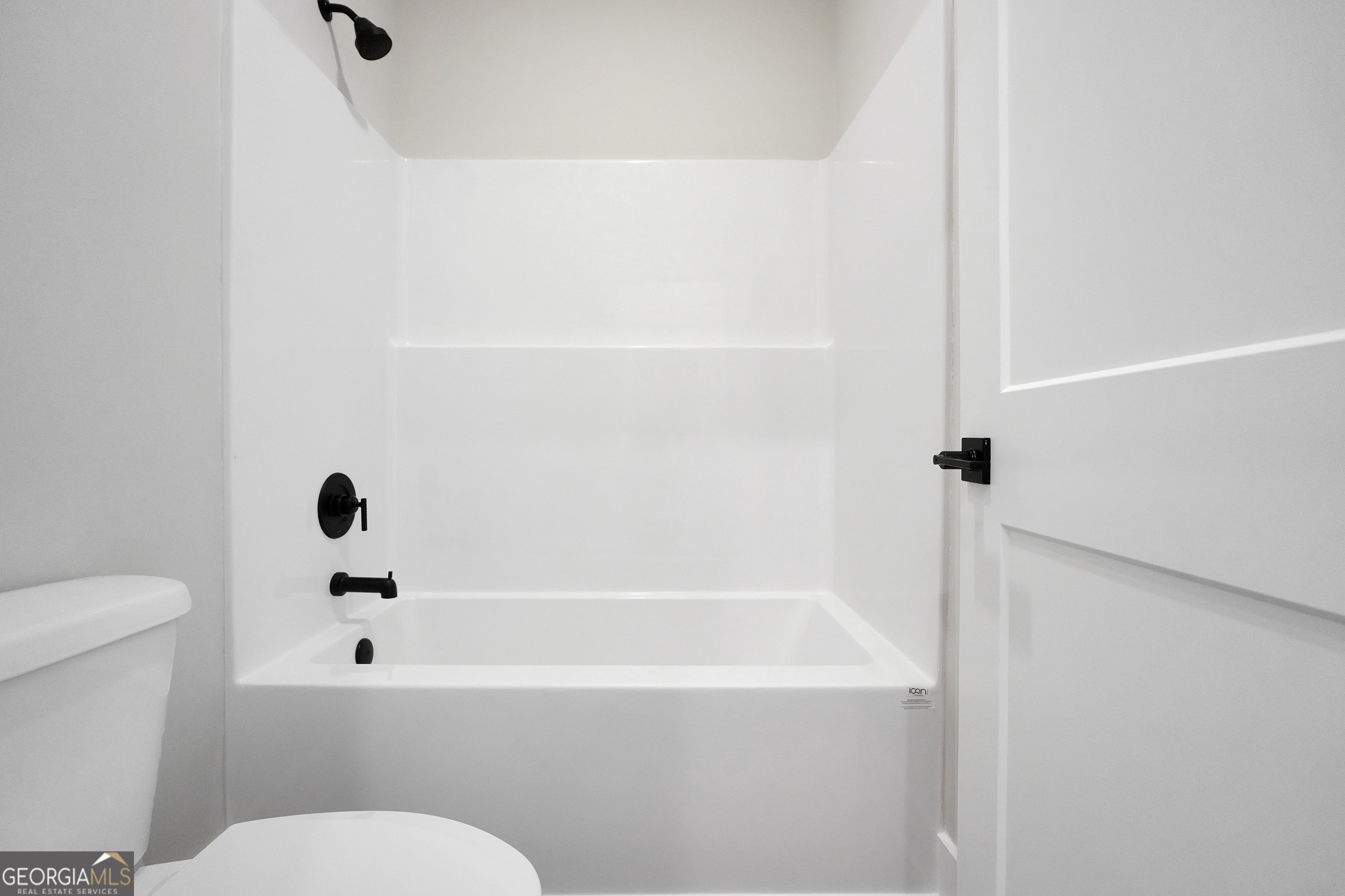 277 East Knight Road McDonough, GA 30252 - Photo 13 of 23 a bathroom with a bathtub and toilet