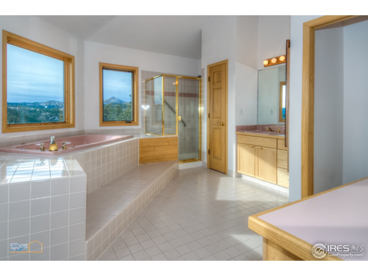 1385 West Coach Road Boulder, CO 80302 - Photo 14 of 25 a spacious bathroom with a tub a sink and mirror
