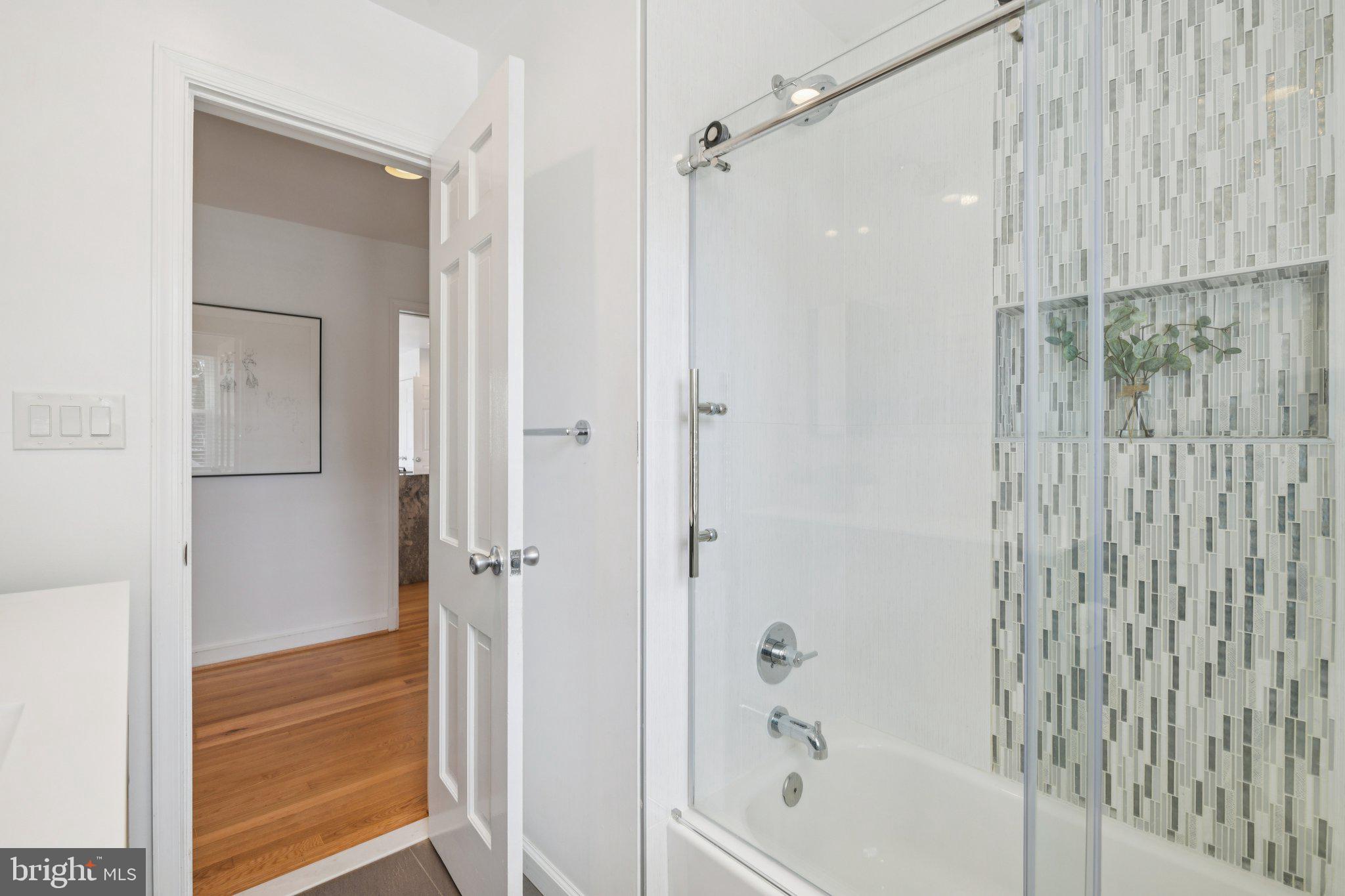 5625 Lamar Road Bethesda, MD 20816 - Photo 32 of 58 1st floor hall bath tub