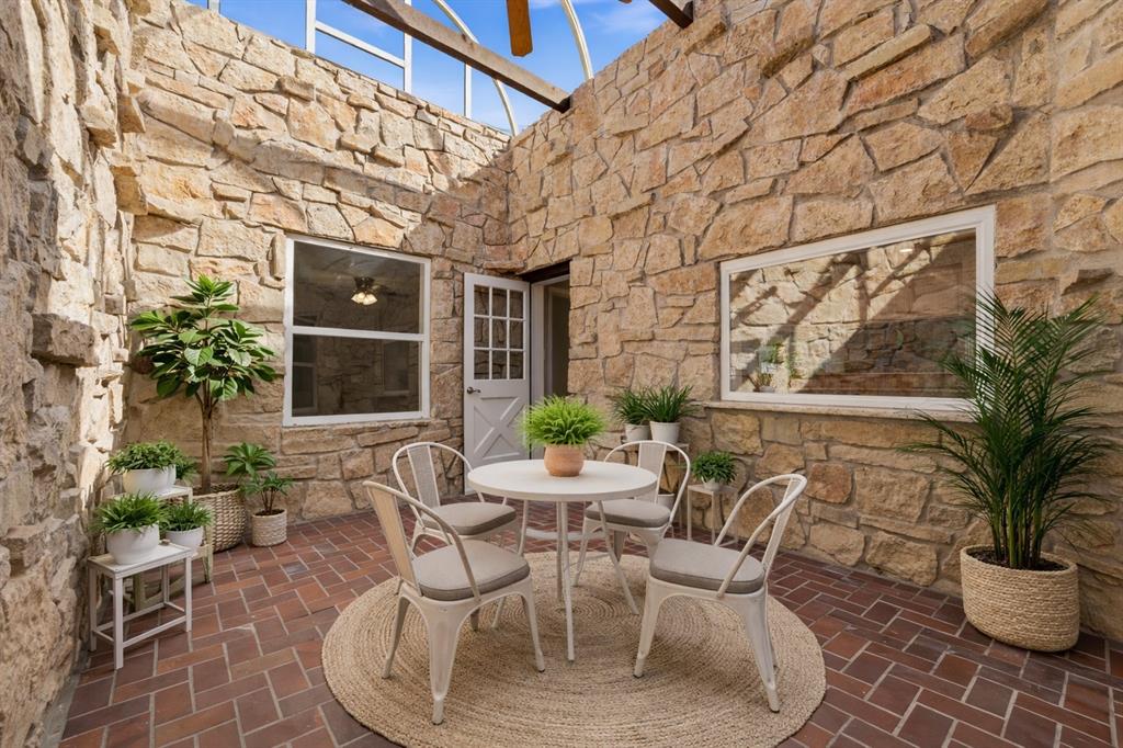 413 Meadowview Road Weatherford, TX 76087 - Photo 36 of 40 Virtually staged atrium