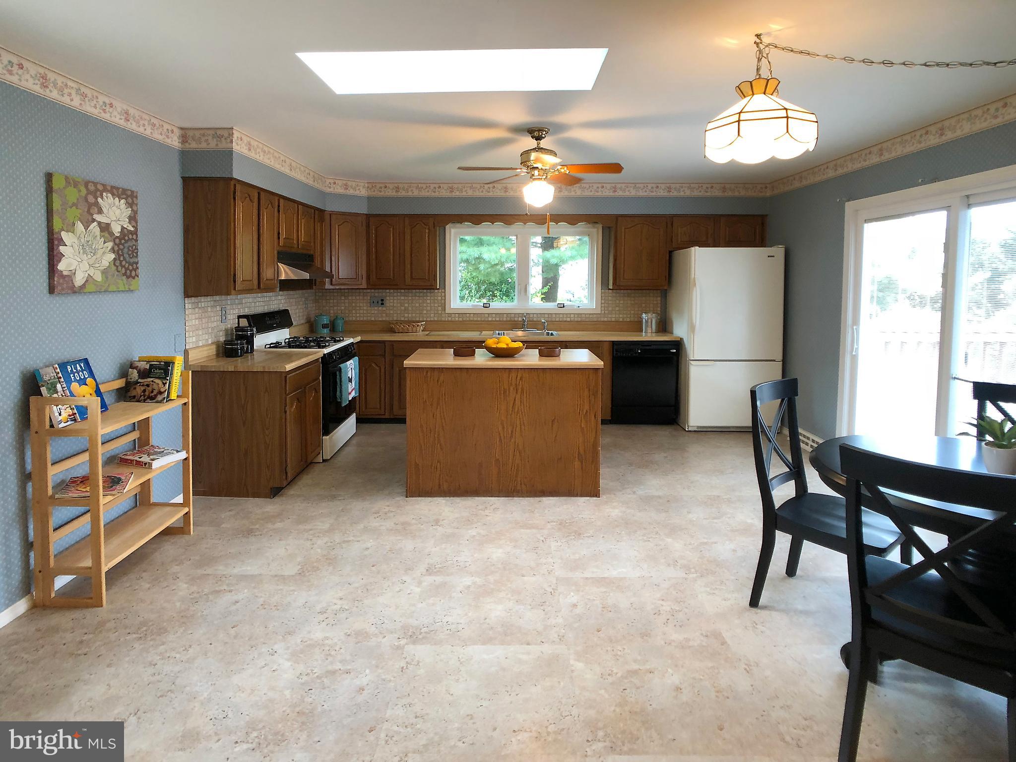 14 Flanders Ridge Court Cockeysville, MD 21030 - Photo 9 of 29 Huge 14x15 kitchen addition/Sliders onto the deck!