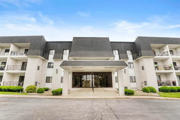 $190,000 | 321 Deerpath Drive, Unit 210, Schererville, IN 46375