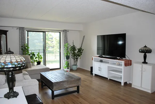 $190,000 | 321 Deerpath Drive, Unit 210, Schererville, IN 46375