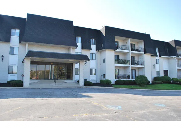 $190,000 | 321 Deerpath Drive, Unit 210, Schererville, IN 46375