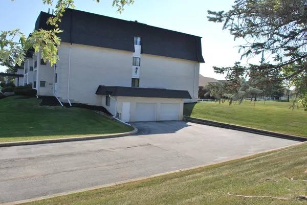 $190,000 | 321 Deerpath Drive, Unit 210, Schererville, IN 46375