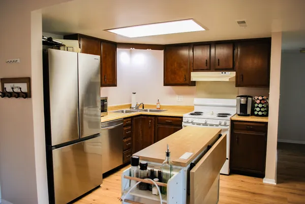 $190,000 | 321 Deerpath Drive, Unit 210, Schererville, IN 46375