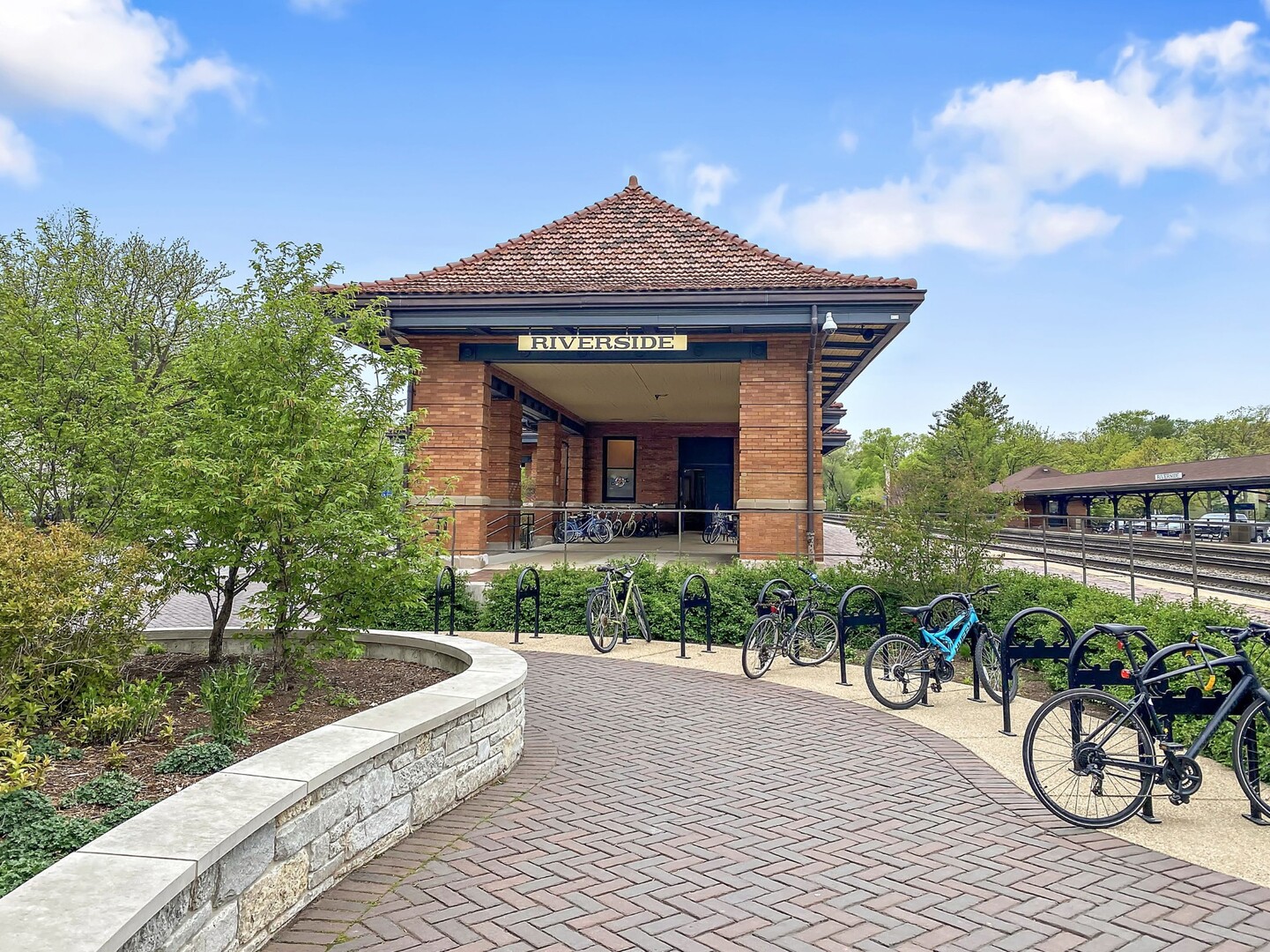 124 Forest Avenue Riverside, IL 60546 - Photo 3 of 4 a house view with a garden space