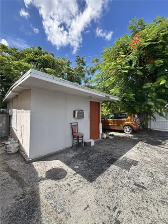 a view of a yard with a tree