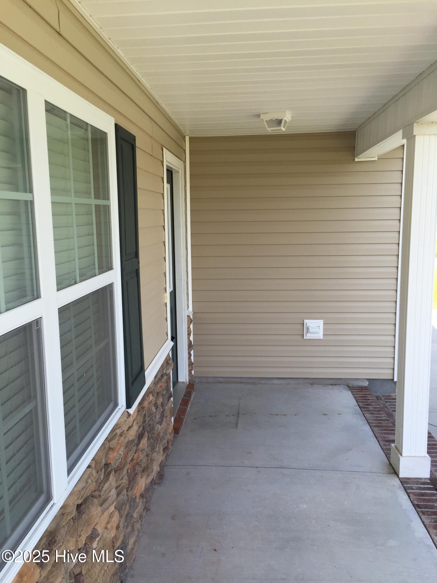 304 Sinclair Lane Hubert, NC 28539 - Photo 2 of 32 CoveredFrontPorch