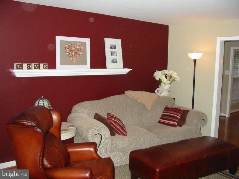 3431 Santee Road Baltimore, MD 21236 - Photo 2 of 30 Living Room