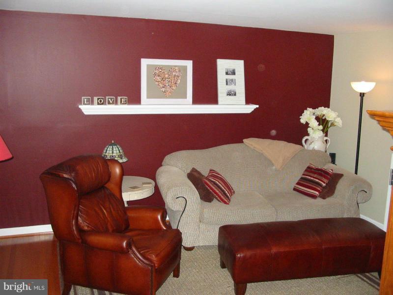 3431 Santee Road Baltimore, MD 21236 - Photo 3 of 30 Living Room