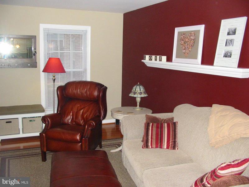 3431 Santee Road Baltimore, MD 21236 - Photo 4 of 30 Living Room