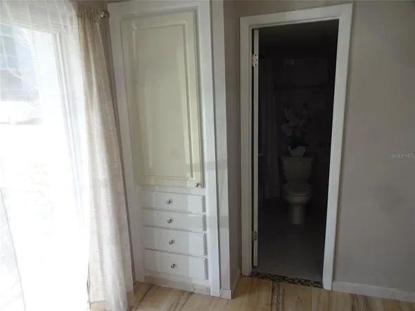 an empty room with mirror in it