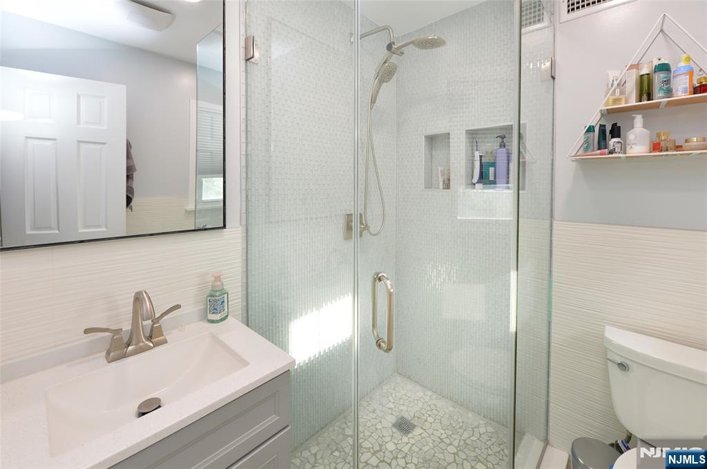 154 Middlesex Avenue Paramus, NJ 07652 - Photo 23 of 32