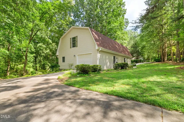 a view of a house with yard