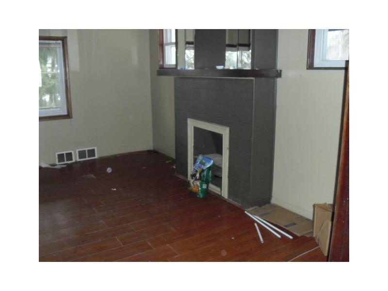 230 Evergreen Road Pittsburgh, PA 15209 - Photo 4 of 6 Living Room.