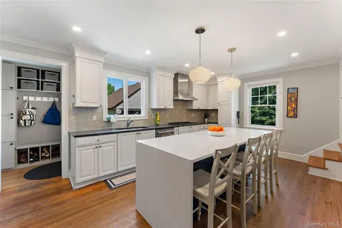 $1,925,000 | 10 Cambridge Court, Larchmont, NY 10538