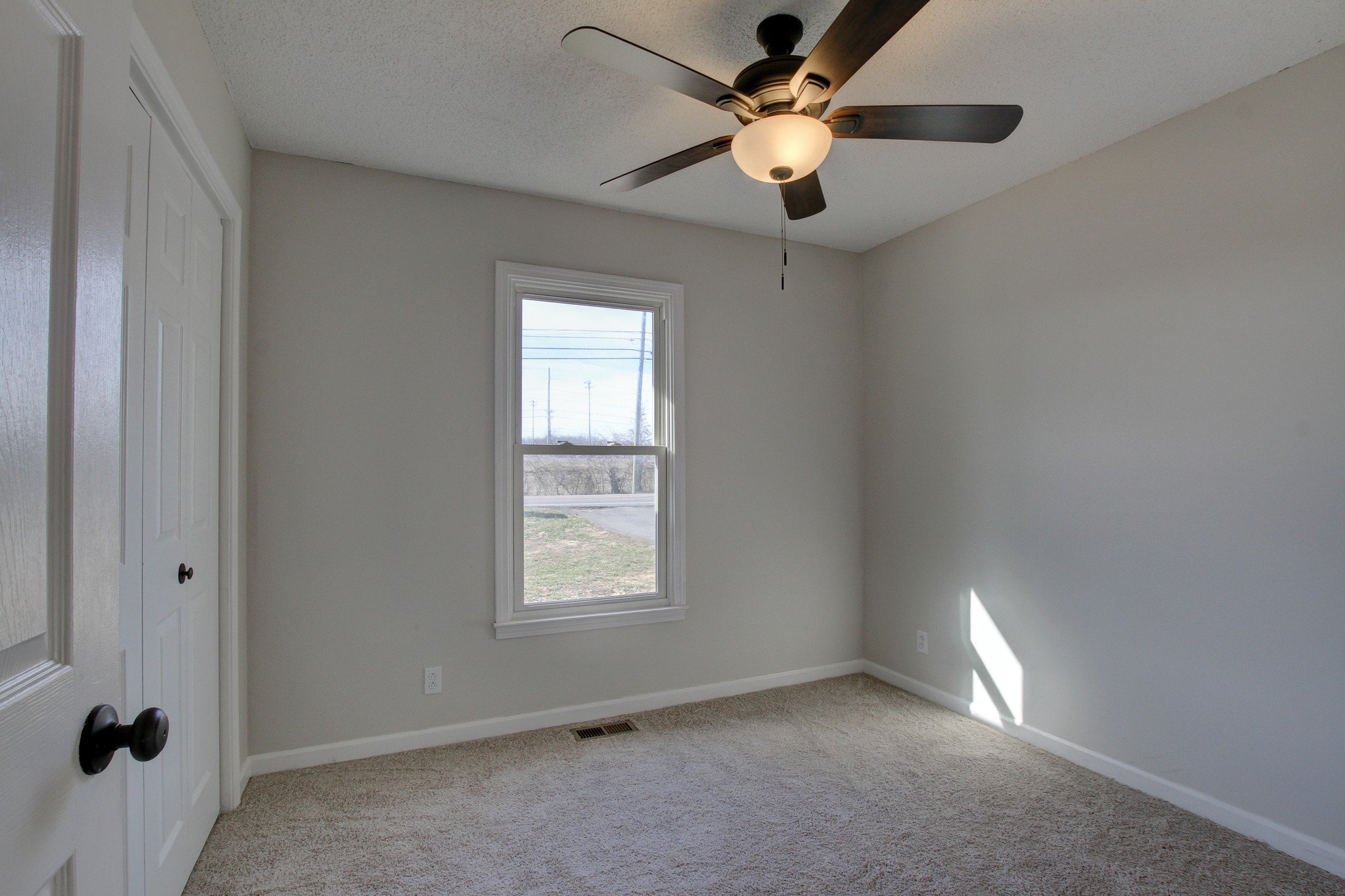 1007 McClardy Road Clarksville, TN 37042 - Photo 17 of 34 an empty room with windows and fan