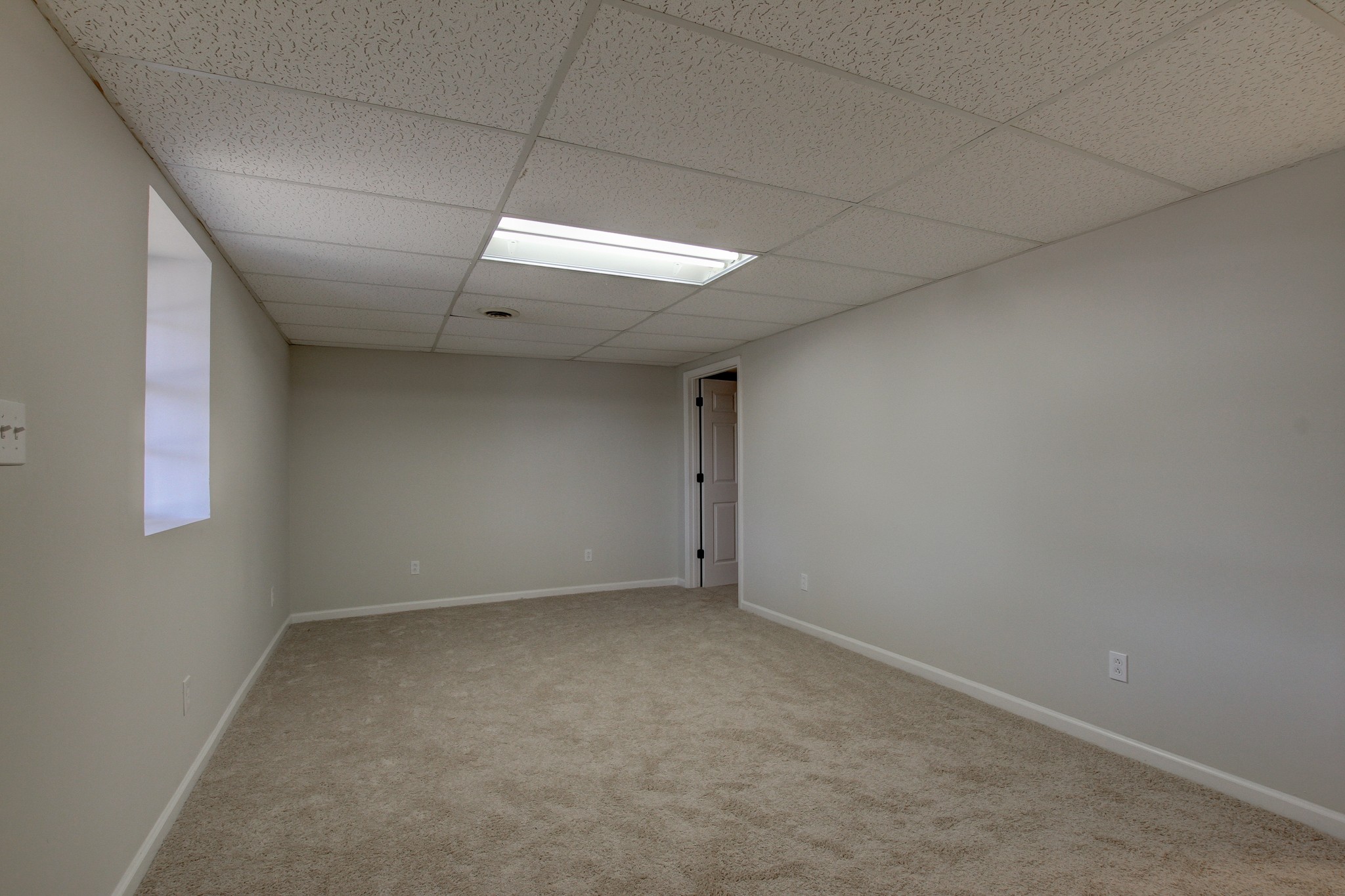 1007 McClardy Road Clarksville, TN 37042 - Photo 21 of 34 an empty room with a empty space and a window