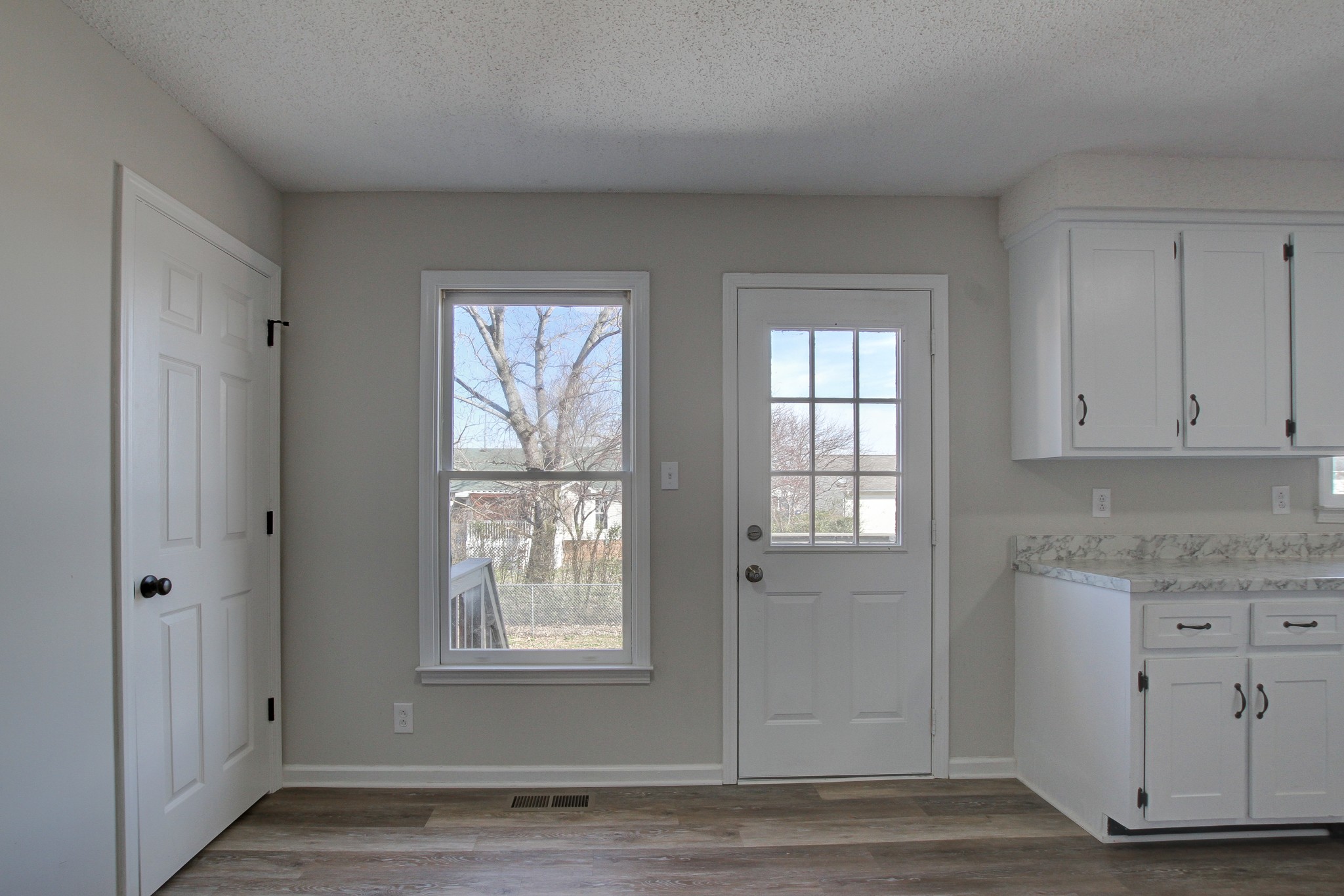 1007 McClardy Road Clarksville, TN 37042 - Photo 10 of 34 an empty room with wooden floor and windows