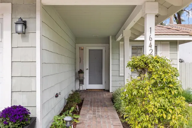 a view of living room washer and dryer