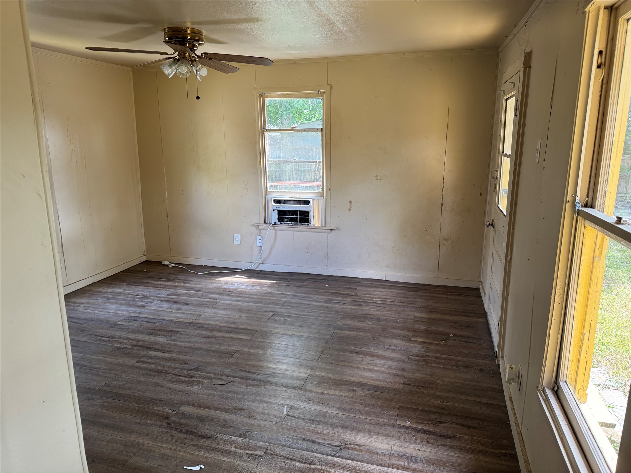 606 East 42nd Street Houston, TX 77022 - Photo 7 of 14 an empty room with wooden floor and windows