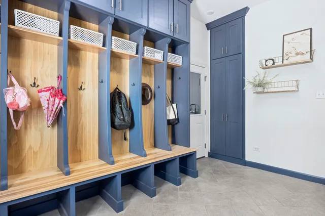 a view of livingroom with furniture