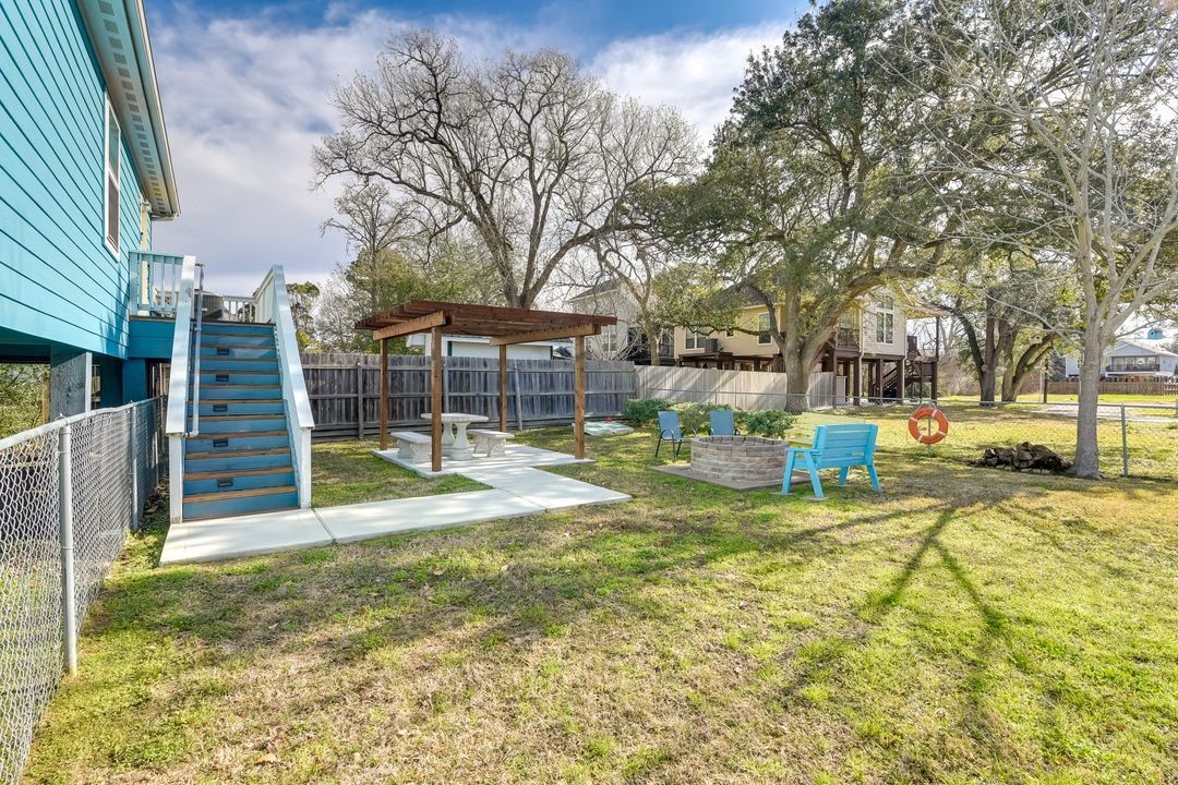 1206 4th Street Seabrook, TX 77586 - Photo 15 of 15 a view of a fountain with wooden fence