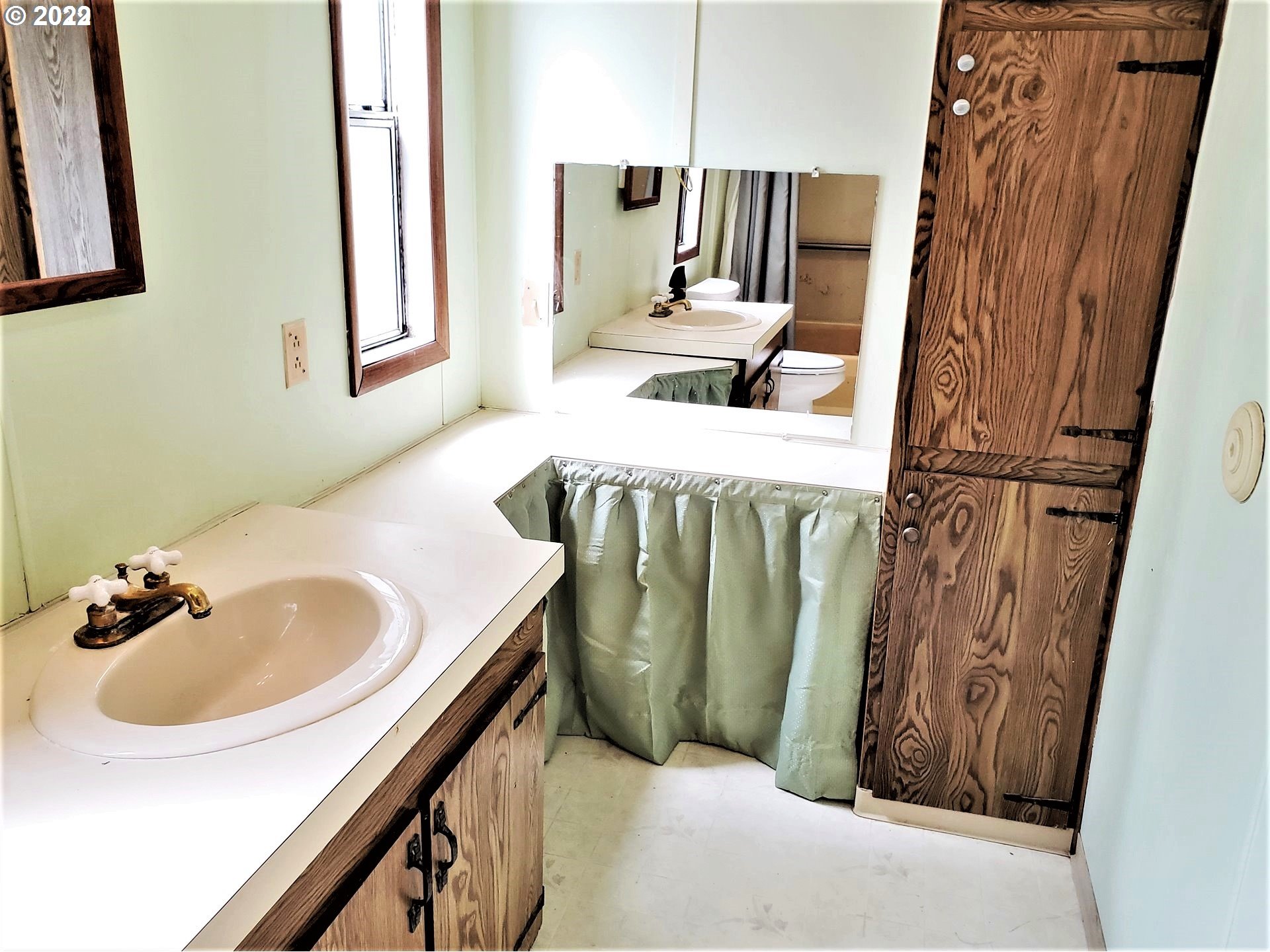 63622 North Spring Road Coos Bay, OR 97420 - Photo 8 of 24 Attached Bathroom