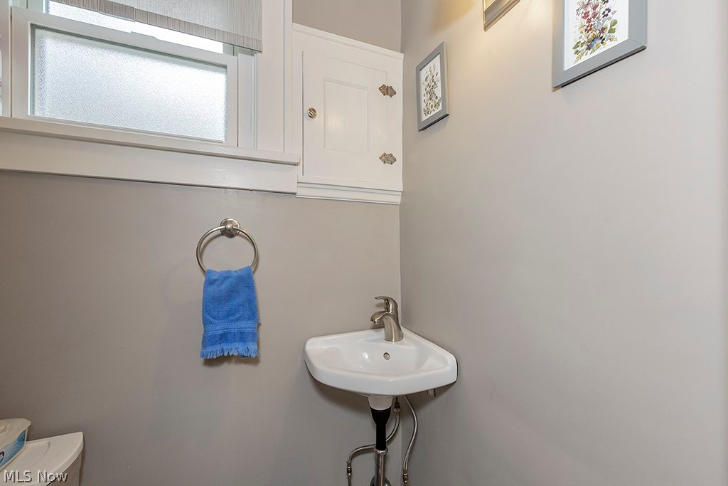 2480 Eaton Road Cleveland, OH 44118 - Photo 18 of 41 View of bathroom