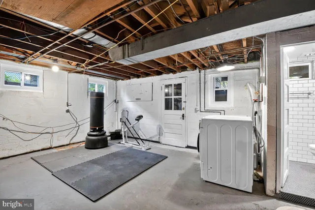 a view of utility room