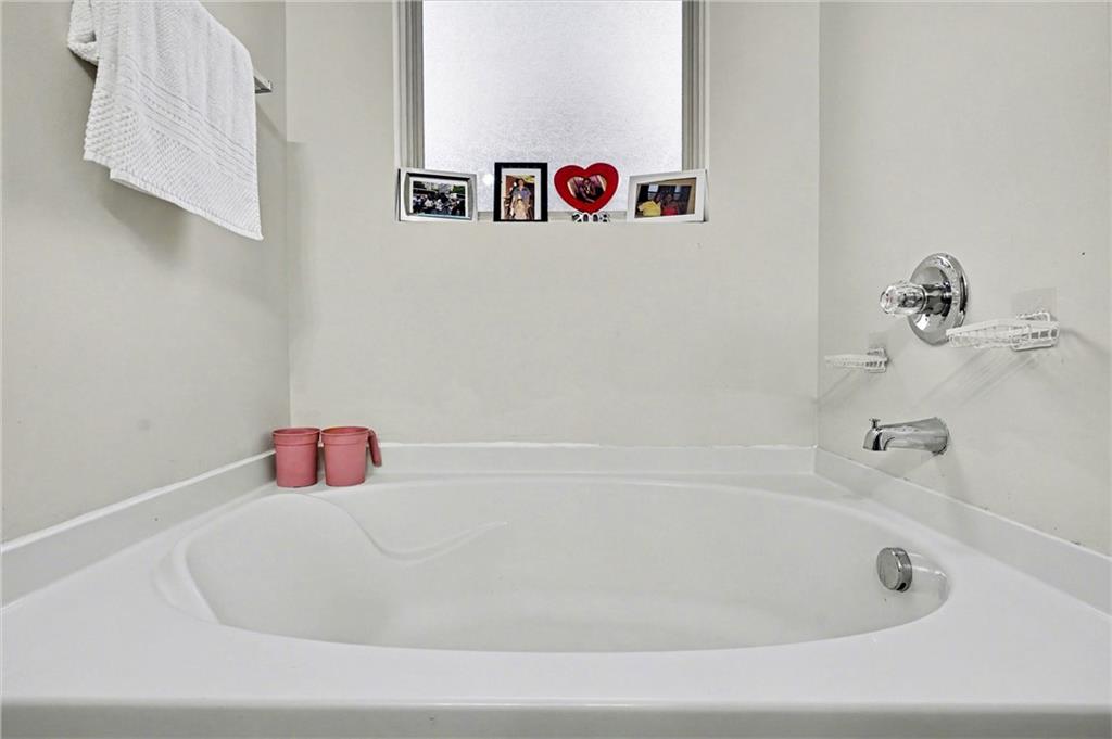 1241 England Terrace Hampton, GA 30228 - Photo 10 of 20 a bathroom with a bathtub