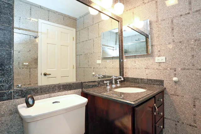 $2,400 | 236 Deerpath Court, Unit B1, Schaumburg, IL 60193