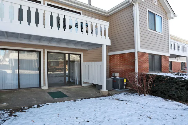 $2,400 | 236 Deerpath Court, Unit B1, Schaumburg, IL 60193