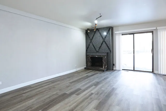 $2,400 | 236 Deerpath Court, Unit B1, Schaumburg, IL 60193