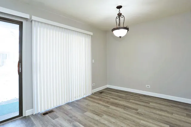 $2,400 | 236 Deerpath Court, Unit B1, Schaumburg, IL 60193