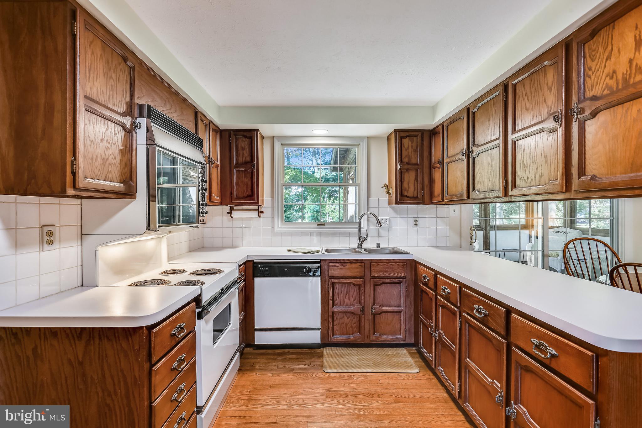 9301 Huntmaster Road Laytonsville, MD 20882 - Photo 3 of 99 Kitchen