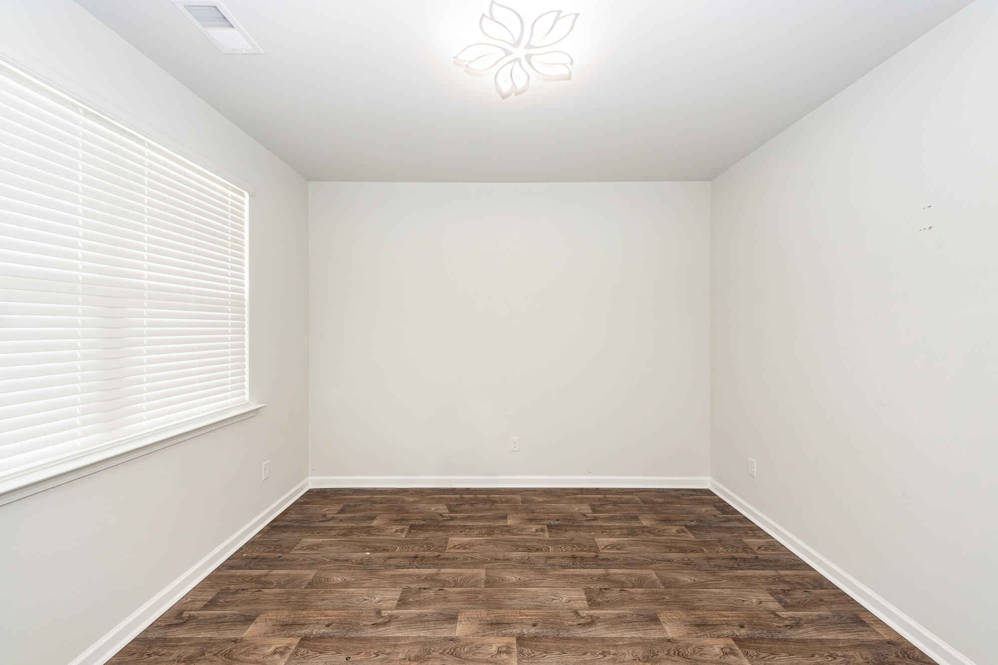 415 Zenith Boulevard Summerville, SC 29486 - Photo 4 of 42 04