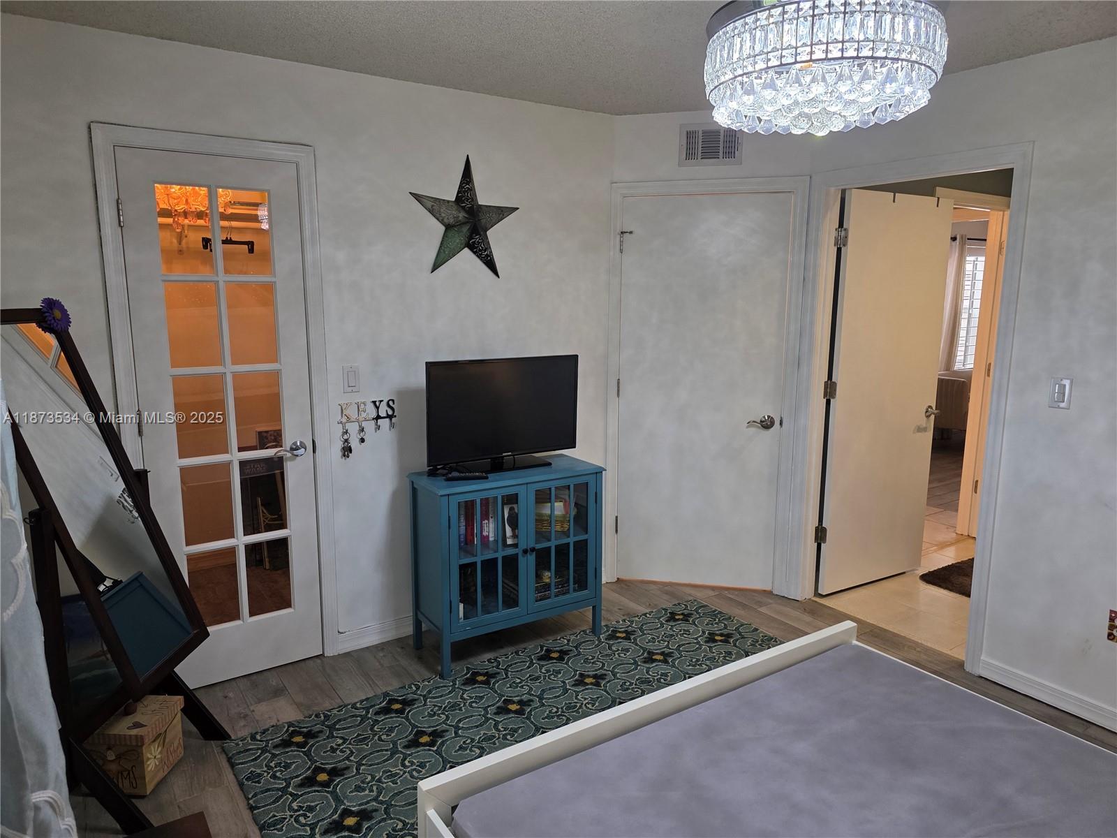 1365 Crystal Way, Unit G Delray Beach, FL 33444 - Photo 10 of 30 a living room with flat screen tv and a couch